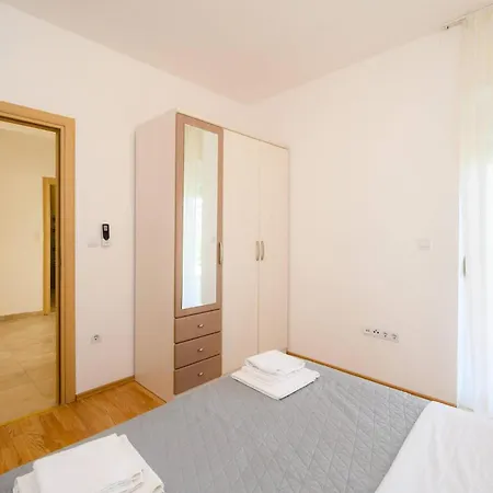 Lovely In With House Sea View Apartmán