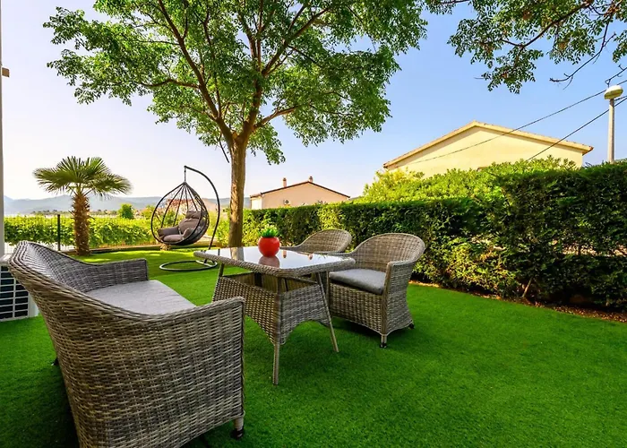 Apartament Lovely In With House Sea View