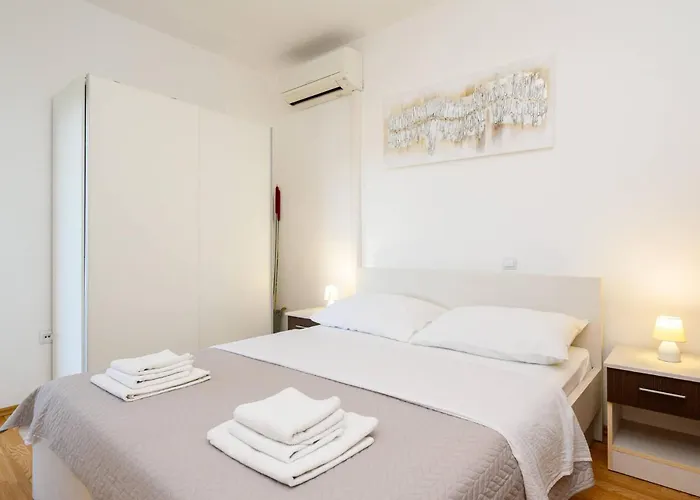 Apartament Lovely In With House Sea View