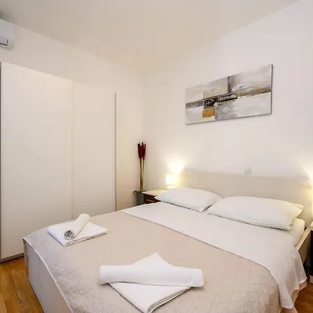Lovely In With Wifi Apartman
